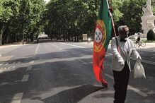 O ano passado foi assim. Carlos Alberto Ferreira desceu sozinho a avenida da Liberdade com a bandeira ao ombro     