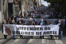 Desfile da Liberdade juntou no Porto várias centenas de pessoas 