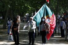 Centenas de pessoas comemoram o 25 de Abril em Lisboa