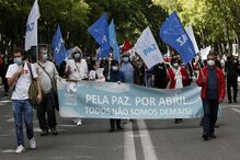 Centenas de pessoas comemoram o 25 de Abril em Lisboa e no Porto. Veja as imagens 