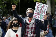 Centenas de pessoas comemoram o 25 de Abril em Lisboa e no Porto. Veja as imagens 