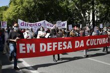 Centenas de pessoas comemoram o 25 de Abril em Lisboa
