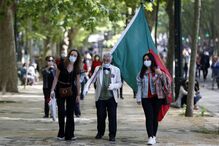 Centenas de pessoas comemoram o 25 de Abril em Lisboa