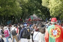 Centenas de pessoas comemoram o 25 de Abril em Lisboa