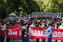 Centenas de pessoas comemoram o 25 de Abril em Lisboa