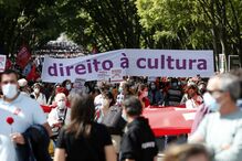 Centenas de pessoas comemoram o 25 de Abril em Lisboa