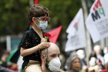 Centenas de pessoas comemoram o 25 de Abril em Lisboa