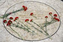 Centenas de pessoas comemoram o 25 de Abril em Lisboa