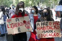 Centenas de pessoas comemoram o 25 de Abril em Lisboa