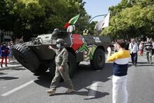 Centenas de pessoas comemoram o 25 de Abril em Lisboa