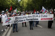 Centenas de pessoas comemoram o 25 de Abril em Lisboa