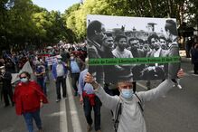 Centenas de pessoas comemoram o 25 de Abril em Lisboa