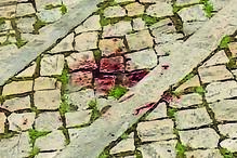 Vestígios de sangue dos ferimentos sofridos pelo casal de comerciantes