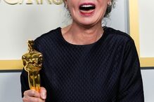 Yuh-Jung Youn com o prémio de Melhor Atriz Secundária com o filme 