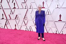 Glenn Close elegeu um look Armani Privé e não dispensou as luvas por causa da Covid-19 