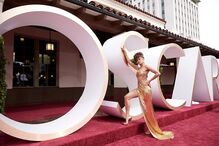 Andra Day ousada com um modelo Vera Wang 