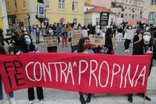 Centenas de estudantes manifestam-se em Lisboa para exigir fim de propinas