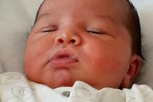 Polícia de Birmingham revelou fotografias do recém-nascido