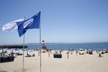 Praia com bandeira azul