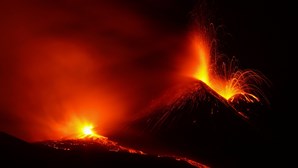 Erupção do vulcão Etna provoca encerramento do espaço aéreo no sul de Itália