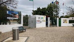 Surto de Covid-19 encerra escolas em Faro e isola 300 pessoas