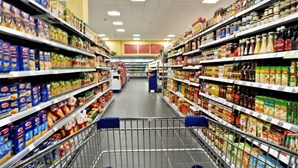 Concorrência acusa supermercados de alinharem preços durante mais de uma década 