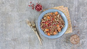 Receita vegetariana: esta salada de quinoa é perfeita para esta altura do ano