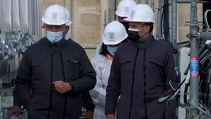 Macron sobe ao topo da Catedral de Notre Dame dois anos após incêndio