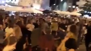 Multidão enche praça no Porto
