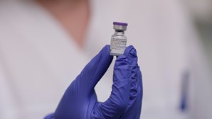 Pfizer alerta para menor eficácia da vacina Covid e insiste na toma de terceira dose