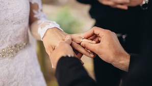 Dupla casa-se 60 anos após pais da noiva proibirem o matrimónio