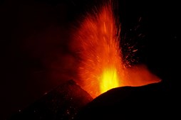 Erupção do vulcão Etna, em Itália