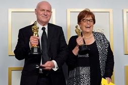 Donald Graham Burt e Jan Pascale com o Óscar para Melhor Design de Produção com o filme 'Mank'