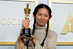 Chloé Zhao arrecada estatueta para Melhor Filme com 'Nomadland'