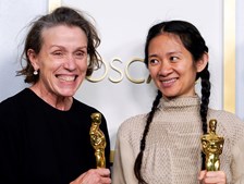 Chloé Zhao, realizadora de 'Nomadland', vence Óscar para Melhor Realização e Melhor Filme. Ao lado, Frances McDormand, protagonista do filme, exibe o Óscar de melhor atriz