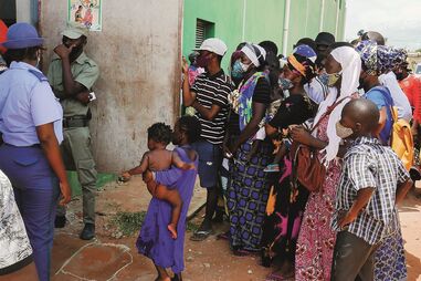 Pessoas obrigadas a fugir de Palma após ataque jihadista aguardam pela distribuição de ajuda na cidade de Pemba 