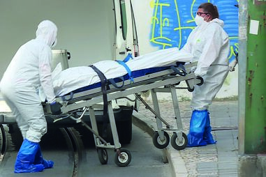 Equipa de bombeiros retirou o cadáver de Maria Helena Ribeiro, de 97 anos, da casa onde esta residia no Dafundo, Oeiras.