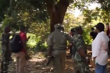 Militares junto à vala comum