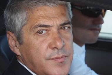 Viatura arde em Sacavém 