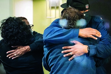 Atirador mata oito ao acaso em loja da Fedex nos EUA