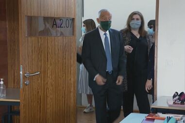 "Tudo começa na educação": Marcelo visitou escola secundária no dia em que os alunos regressaram às aulas 