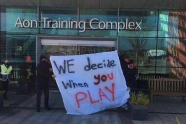 Adeptos do Manchester United manifestam-se contra decisão de participar da Superliga