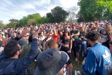 Centenas de pessoas fazem festa em parque de Paris sem máscaras nem distanciamento físico 