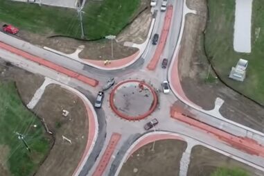 Cidade nos EUA estreia primeira rotunda e condutores confusos lançam caos