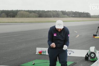 Golfista acerta com a bola em carro em movimento e quebra recorde mundial