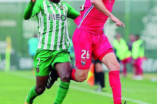 Rúben Fernandes (à dir.) protege a bola perante a pressão de Gelson Dala