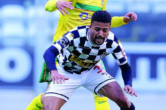 Paulinho, pressionado por Bruno Costa, tenta proteger a bola 