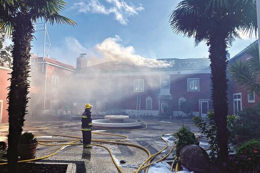Chamas consomem edifício devoluto em Paço de Arcos