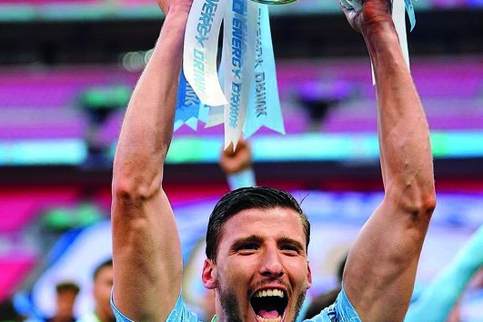 Rúben Dias, de 23 anos, somou este domingo o primeiro troféu em Inglaterra 