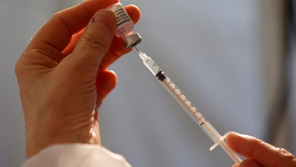 Pessoas vacinadas contra a Covid-19 com risco de morte três a seis vezes menor do que as não vacinadas